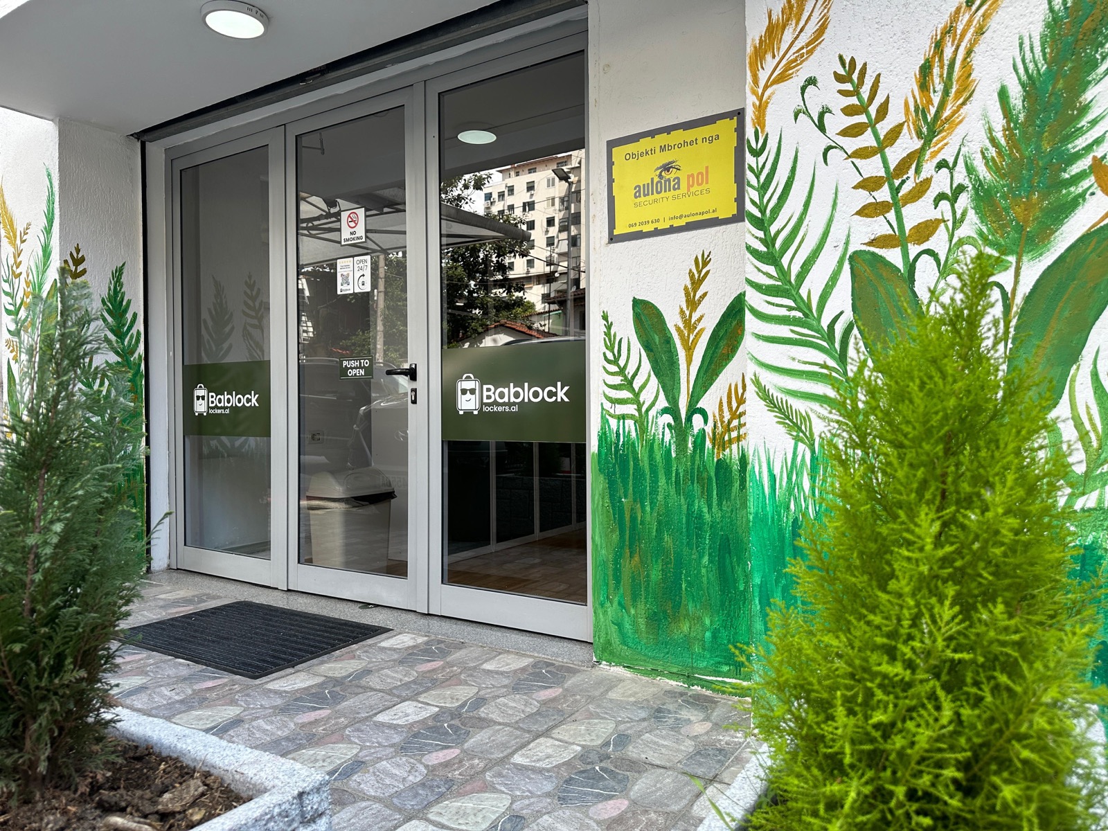 Jashtë Bablock — hyrja me logon Bablock në Tiranë