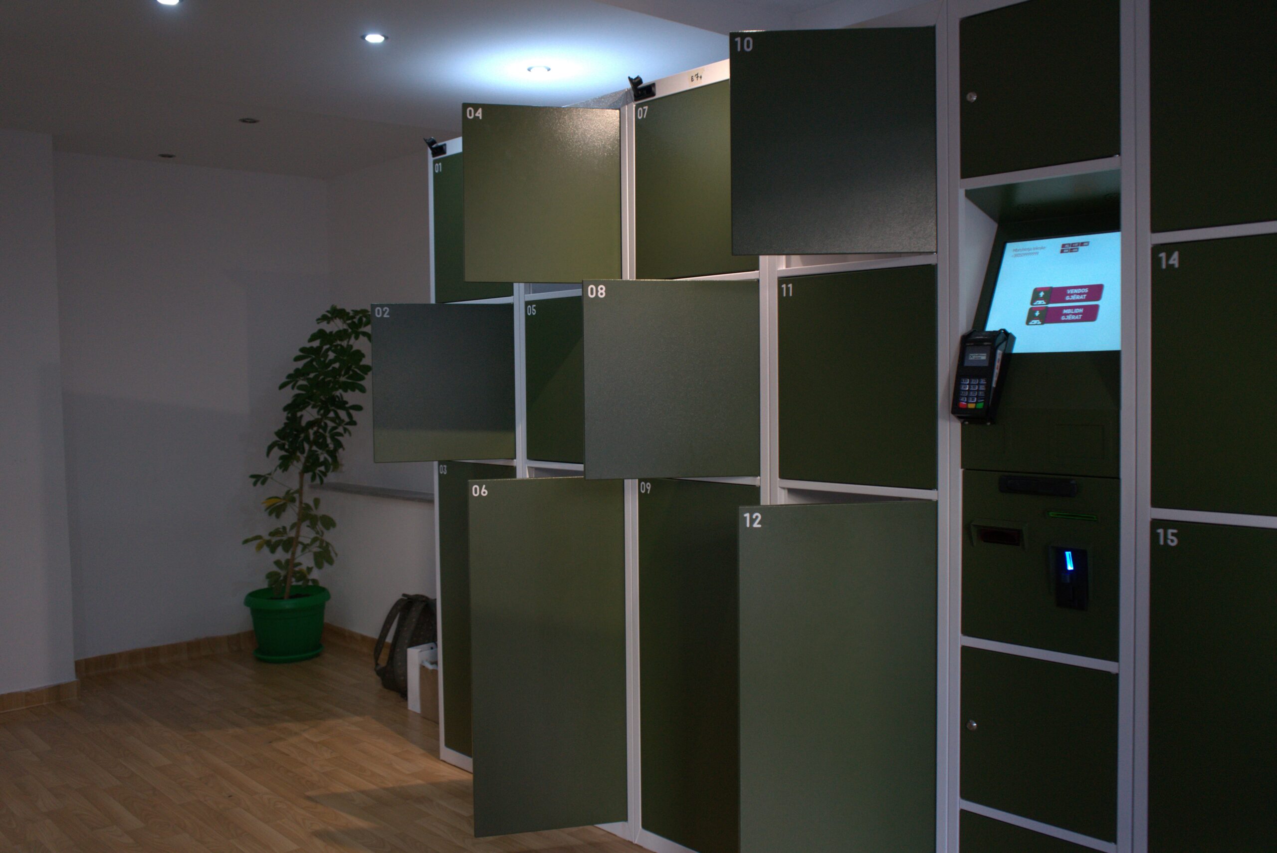 Dera e hyrjes Bablock me logon — depot bagazhesh në Tiranë